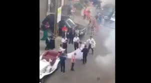 عريس لبناني يترك زفته ليتشاجر مع سائق وسط الشارع