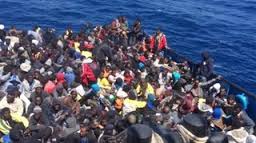 احتجاز ثمانية في إيطاليا بعد اختناق 49 مهاجرا في قارب مزدحم