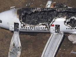 اخماد الحريق في موقع تحطم الطائرة الاندونيسية