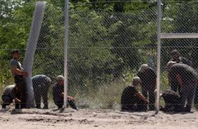 المجر تنهي بناء سياج حدودي لمنع المهاجرين من دخولها