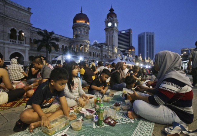 رمضان في ماليزيا تسوق وتذوق