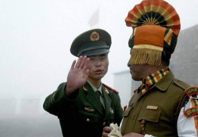 اشتباكات الصين والهند: هراوات وقضبان حديدية تحل محل الرصاص في مواجهات بين قوتين نوويتين