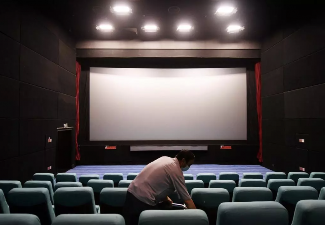 الصين تعيد فتح مئات دور السينما… بشروط!