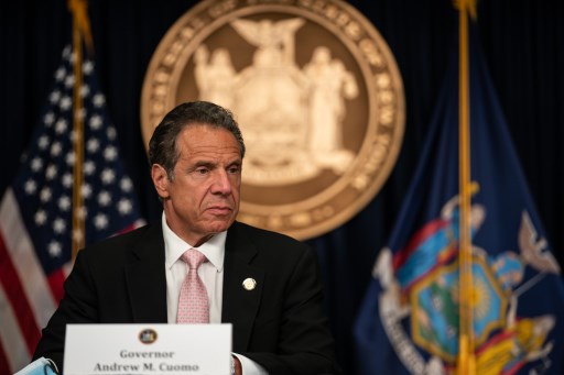 حاكم نيويورك يهدّد سكان الولاية بالتراجع عن خطة رفع الإغلاق