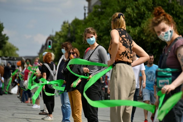 متظاهرون يشكّلون سلسلة بشرية مع التقيّد بالمسافة الآمنة في برلين